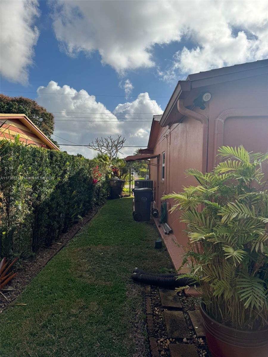 LAUDERDALE LAKES EAST GAT - Residential