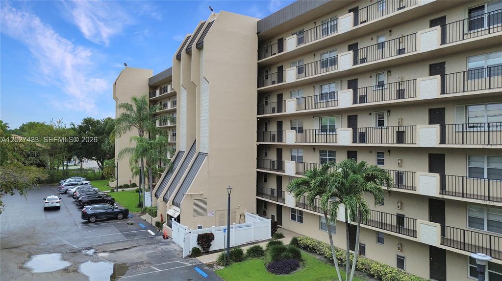Photo of 3300 W Rolling Hills Cir #509, Davie, FL 33328 (MLS # A12027433)
