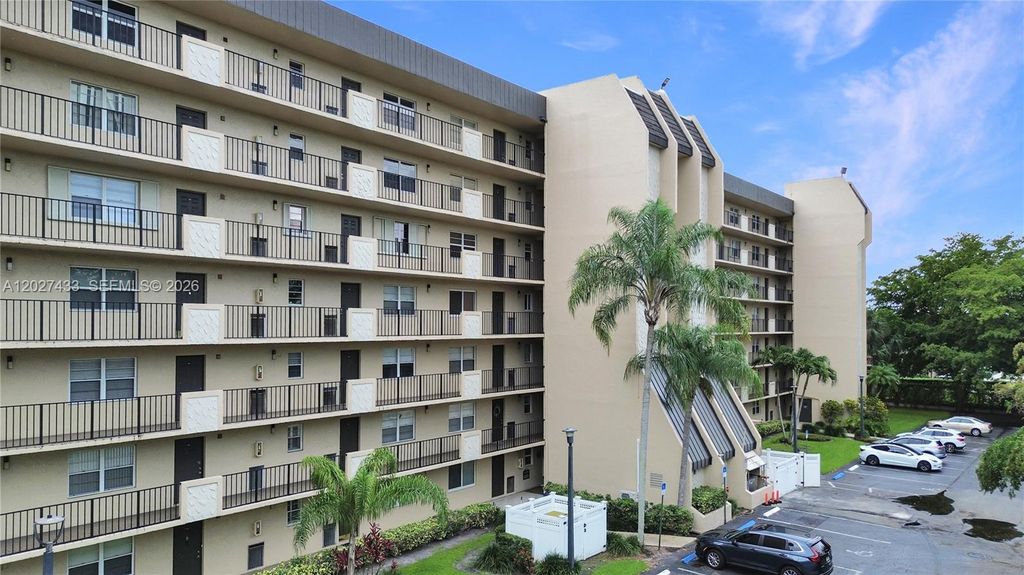 Photo of 3300 W Rolling Hills Cir #509, Davie, FL 33328 (MLS # A12027433)