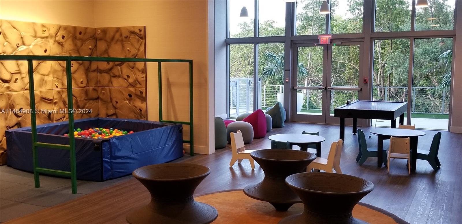 THE HARBOUR SOUTH CONDO - Residential