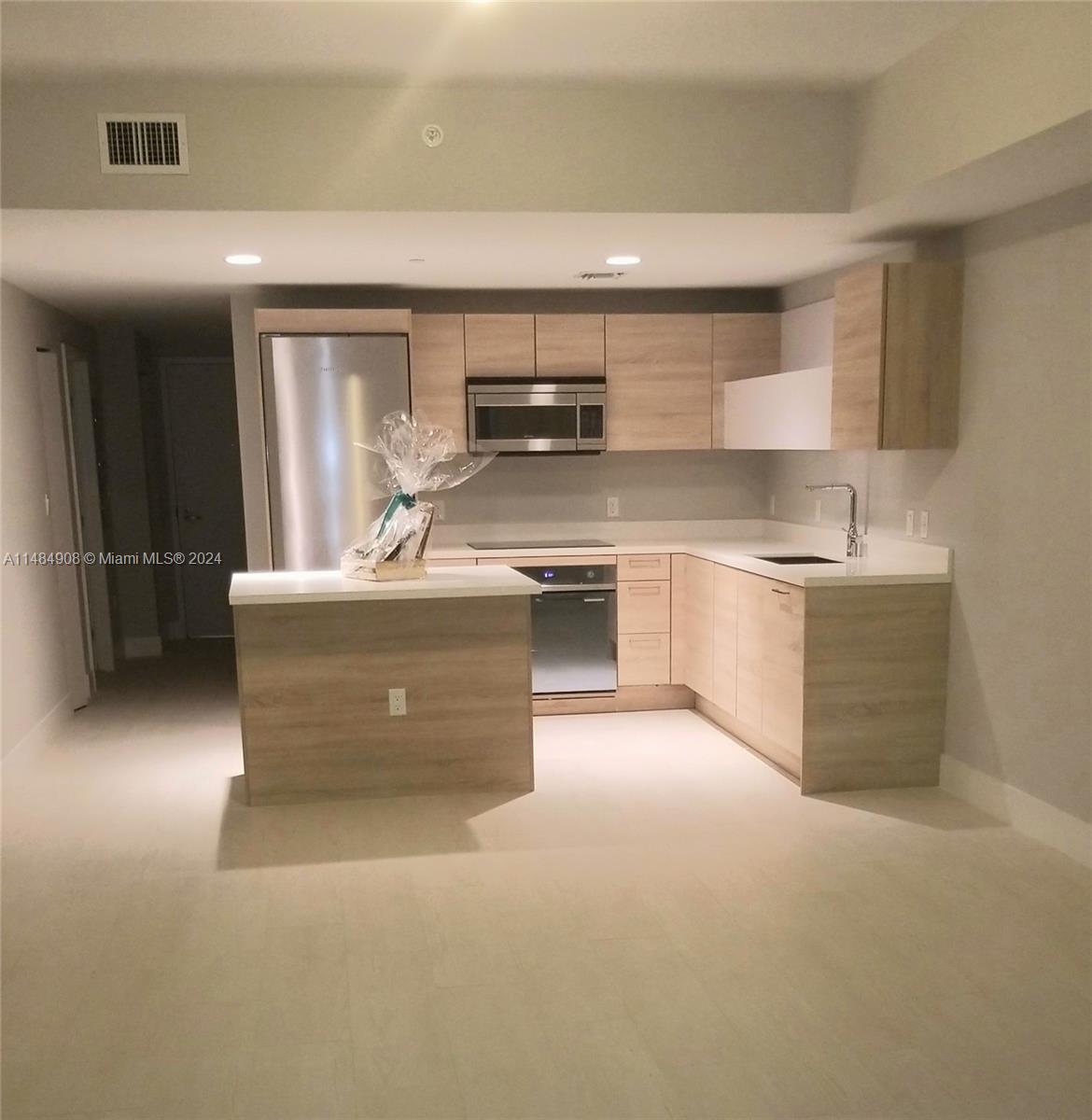 THE HARBOUR SOUTH CONDO - Residential