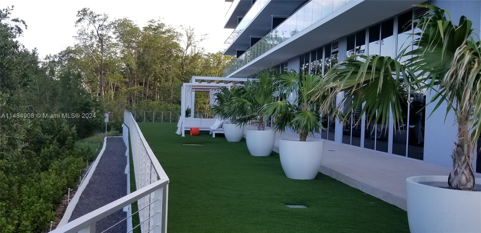 THE HARBOUR SOUTH CONDO - Residential