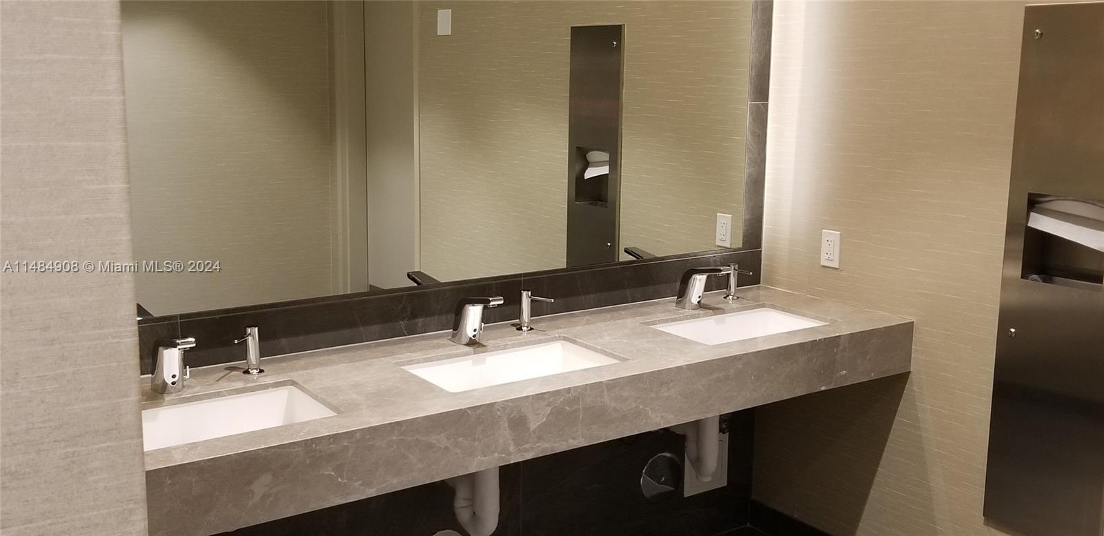 THE HARBOUR SOUTH CONDO - Residential