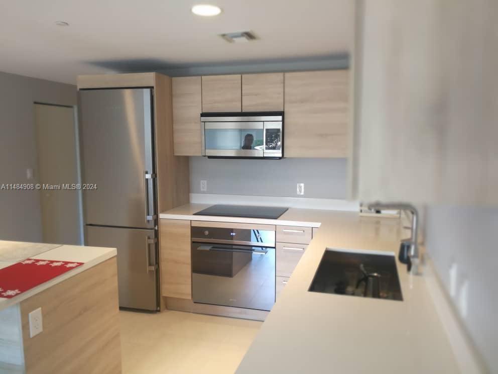 THE HARBOUR SOUTH CONDO - Residential