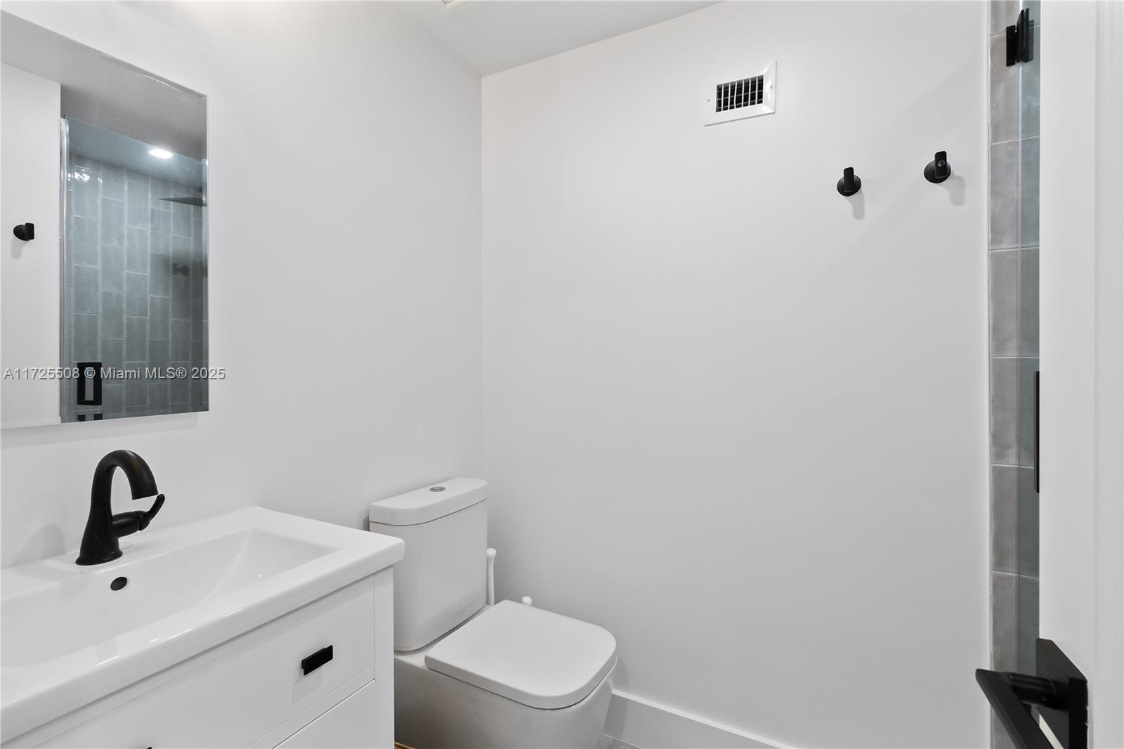 THE DECOPLAGE CONDO - Residential Lease