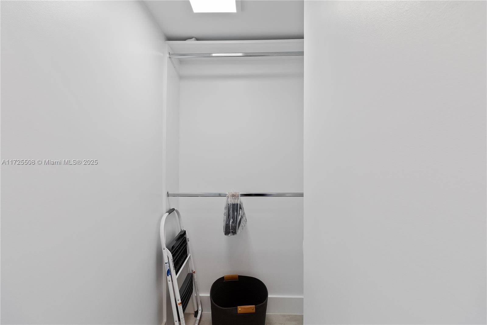 THE DECOPLAGE CONDO - Residential Lease