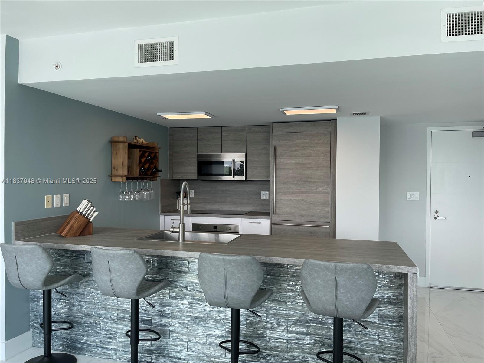 400 SUNNY ISLES CONDO - Residential Lease