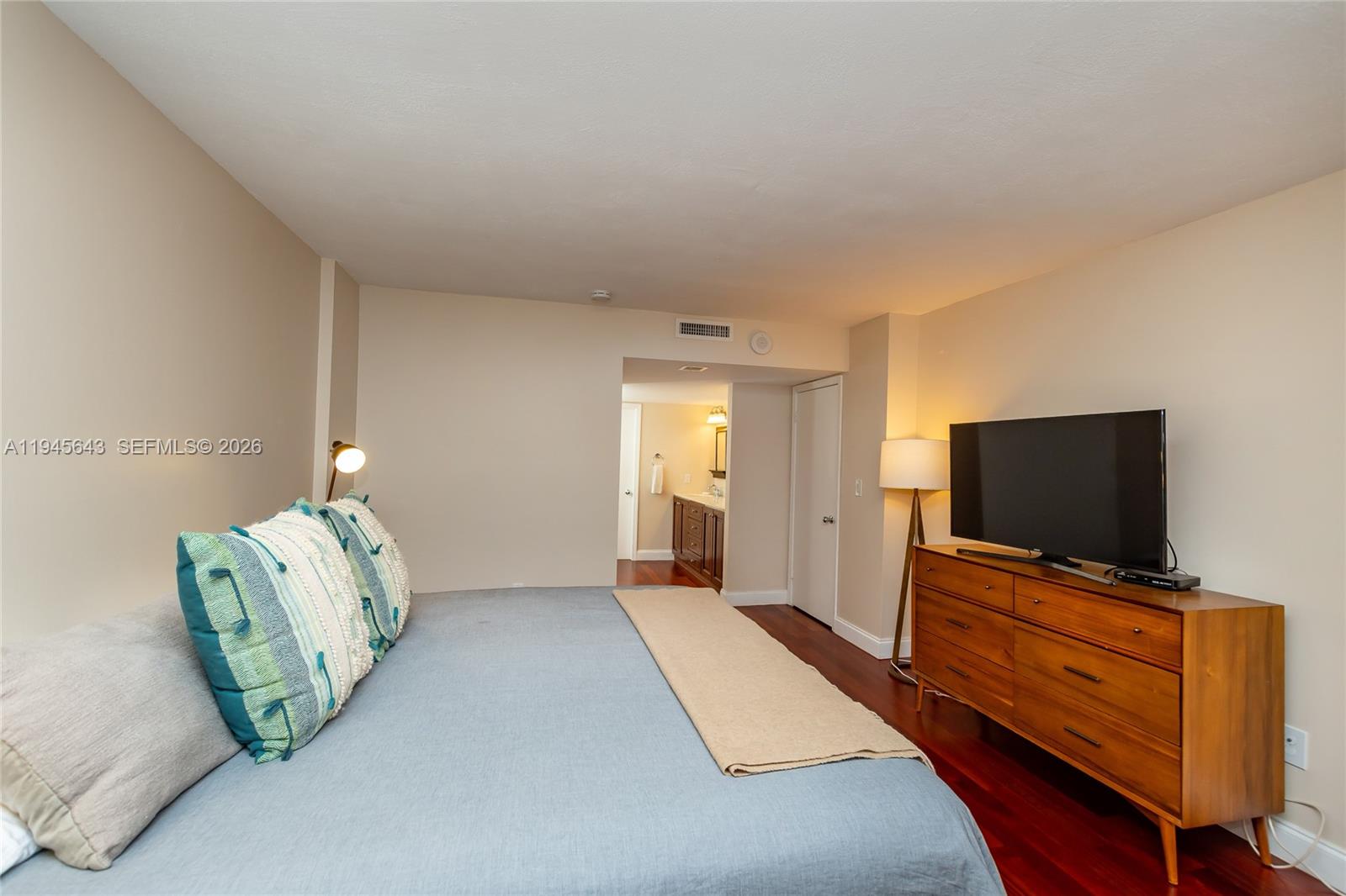 COMMODORE CLUB SOUTH COND - Residential Lease