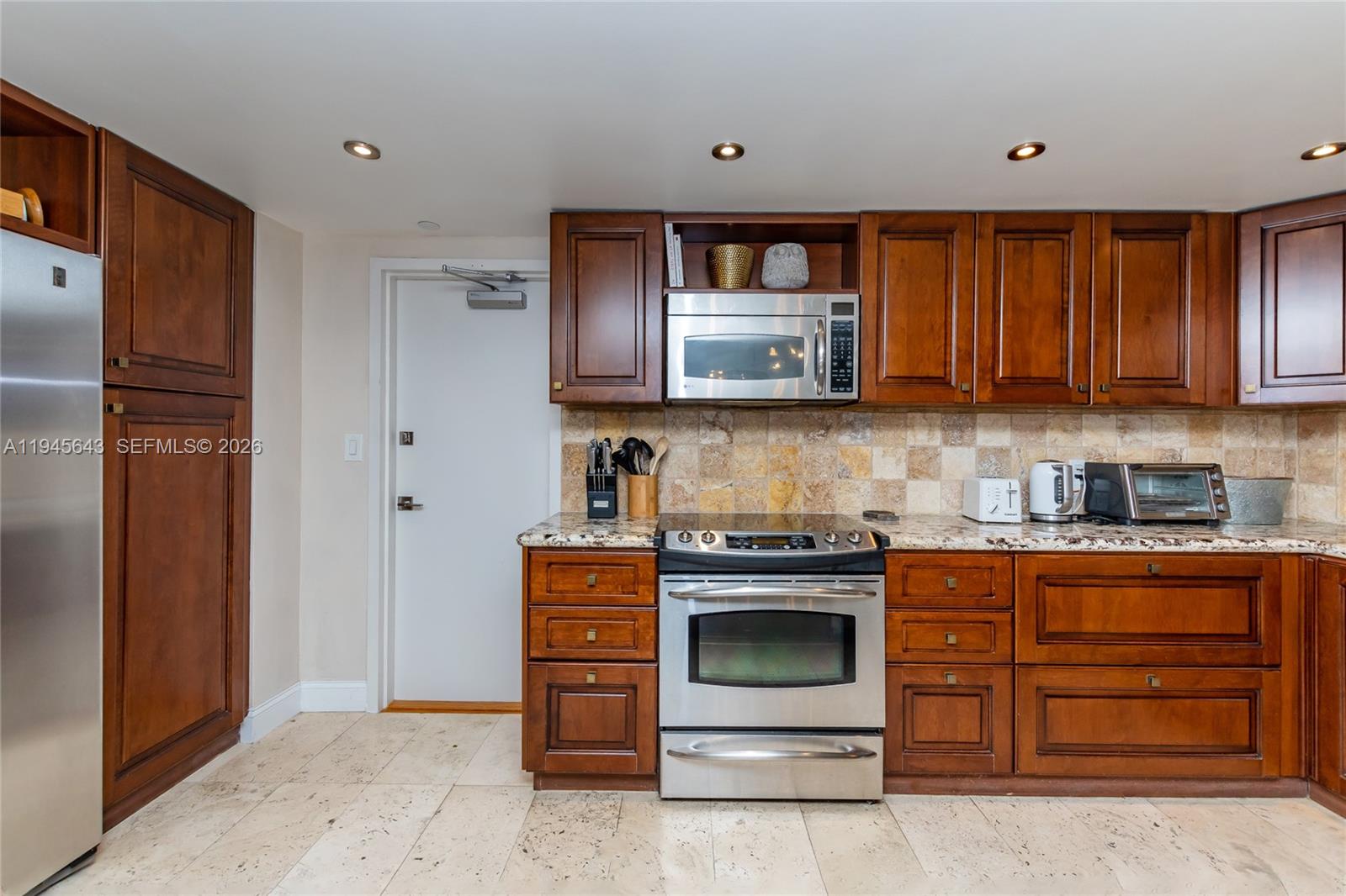 COMMODORE CLUB SOUTH COND - Residential Lease