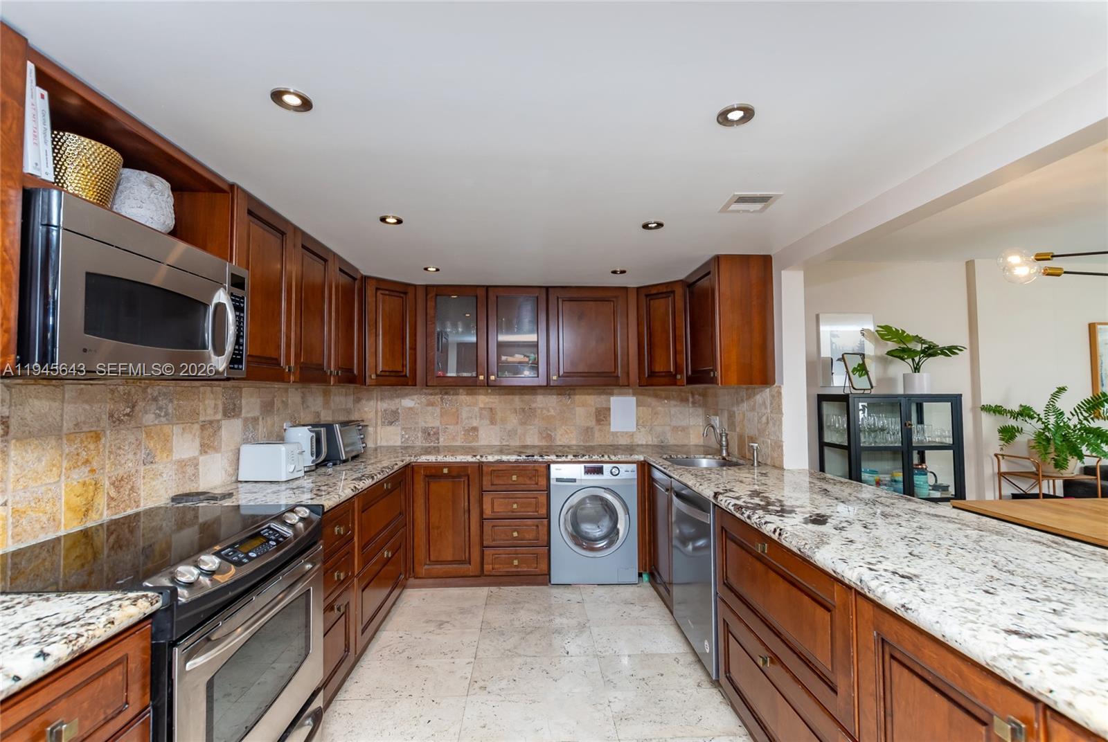 COMMODORE CLUB SOUTH COND - Residential Lease