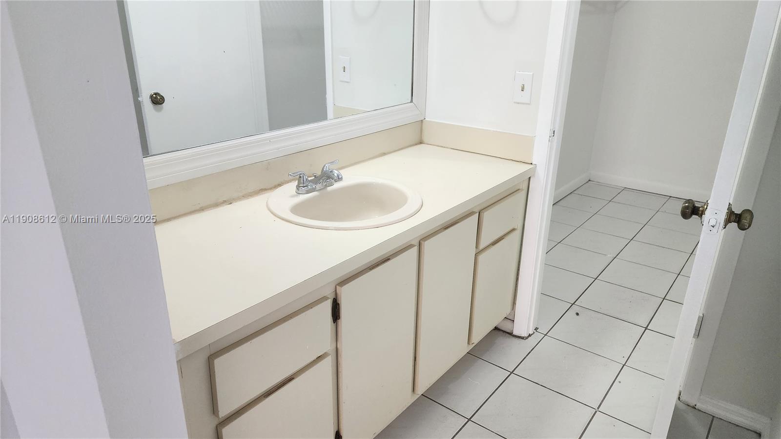 BANYAN TREE SIX CONDO - Residential Lease