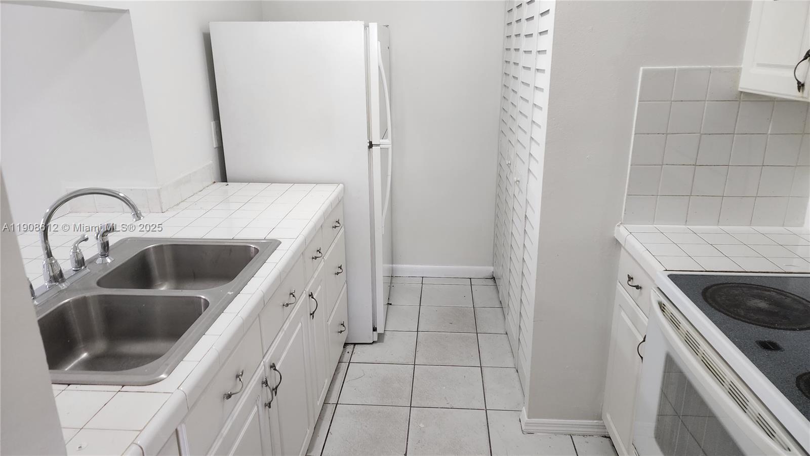 BANYAN TREE SIX CONDO - Residential Lease