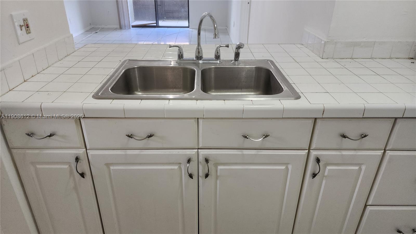 BANYAN TREE SIX CONDO - Residential Lease