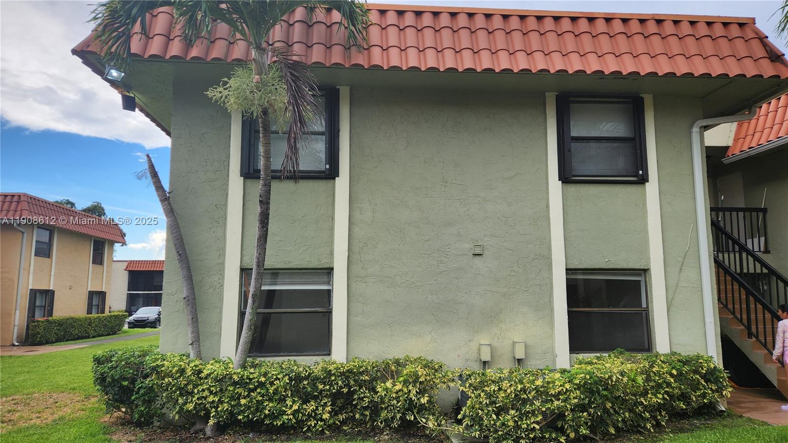 BANYAN TREE SIX CONDO - Residential Lease