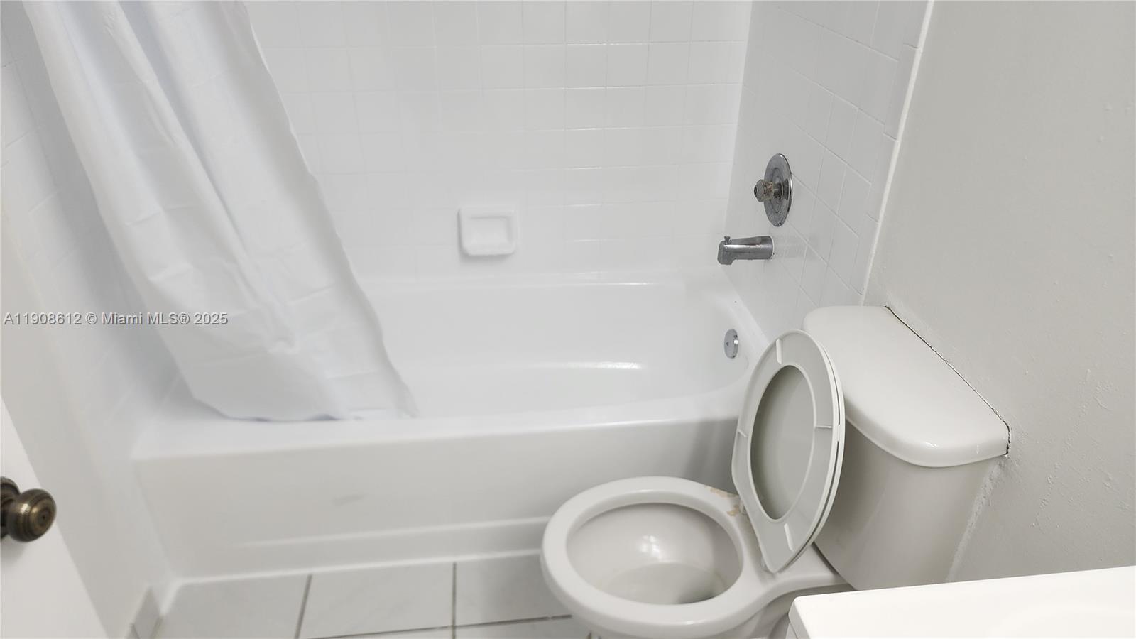 BANYAN TREE SIX CONDO - Residential Lease