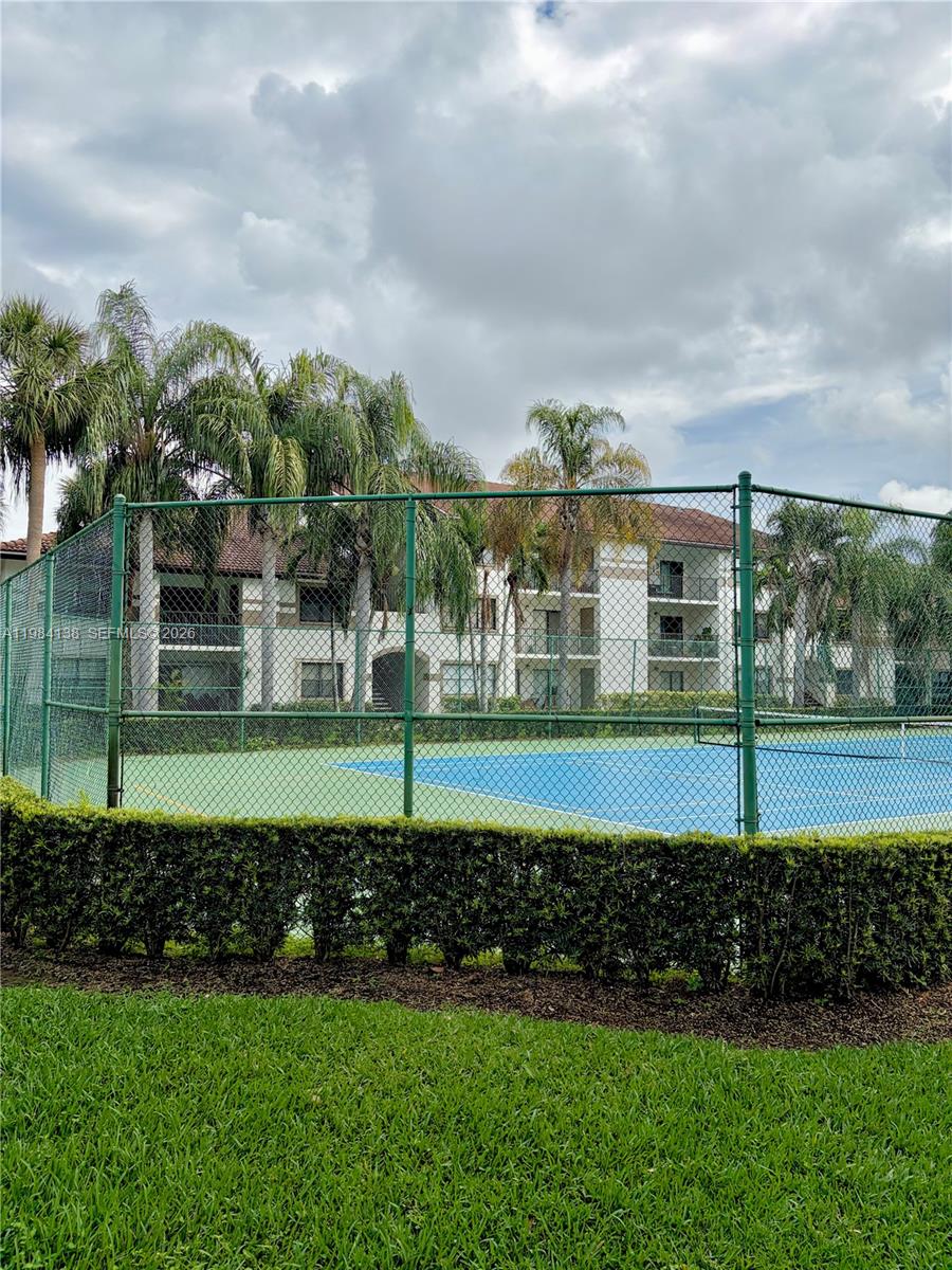 HOLLYWOOD PARC CONDOMINIU - Residential Lease