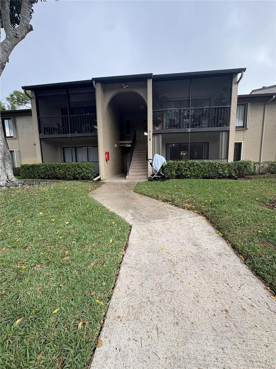 1-bedroom, 1-bath condo on the first floor in Pine Ridge North Village III. Features a spacious living area, functional kitchen, and a private patio. Quiet community with green areas and a convenient location close to shops, restaurants, and transportation.