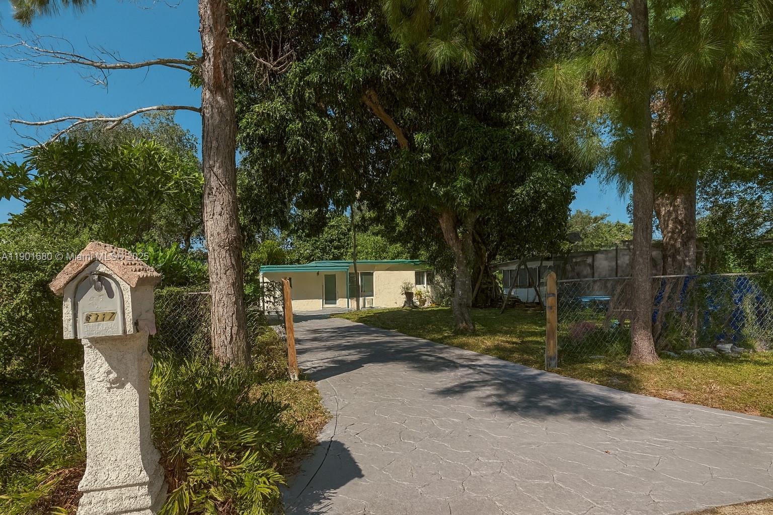 HOLLYWOOD SUBURBS - Residential