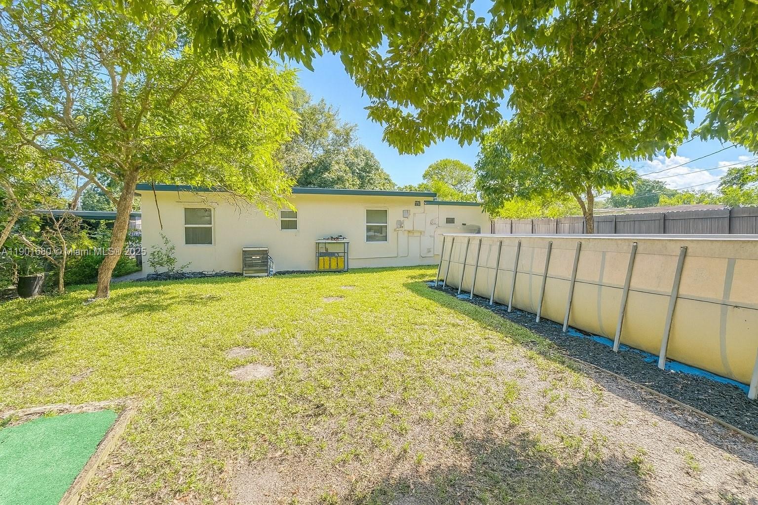 HOLLYWOOD SUBURBS - Residential