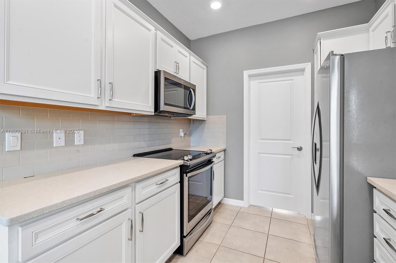 HILLCREST COUNTRY CLUB SO - Residential Lease