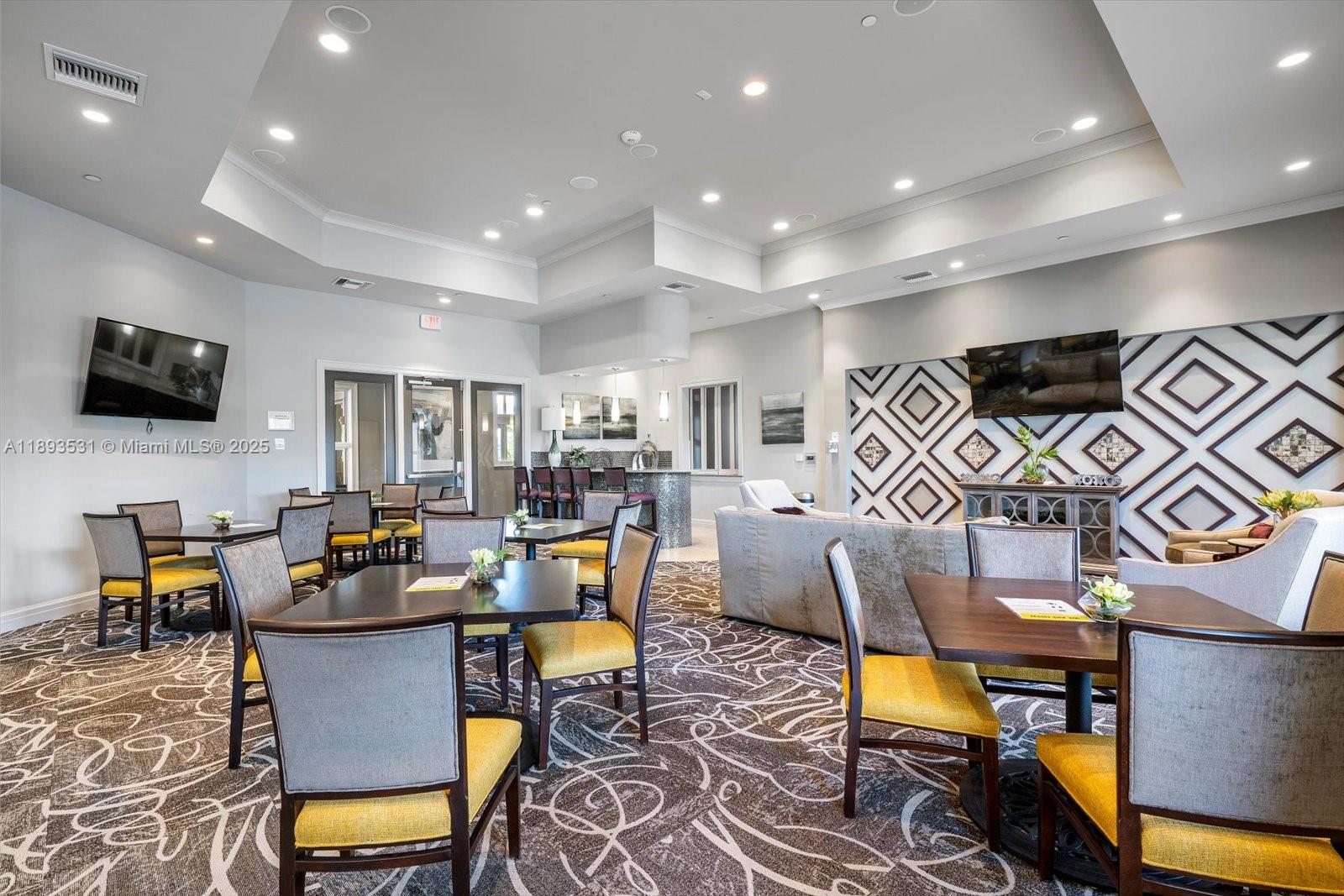 HILLCREST COUNTRY CLUB SO - Residential Lease