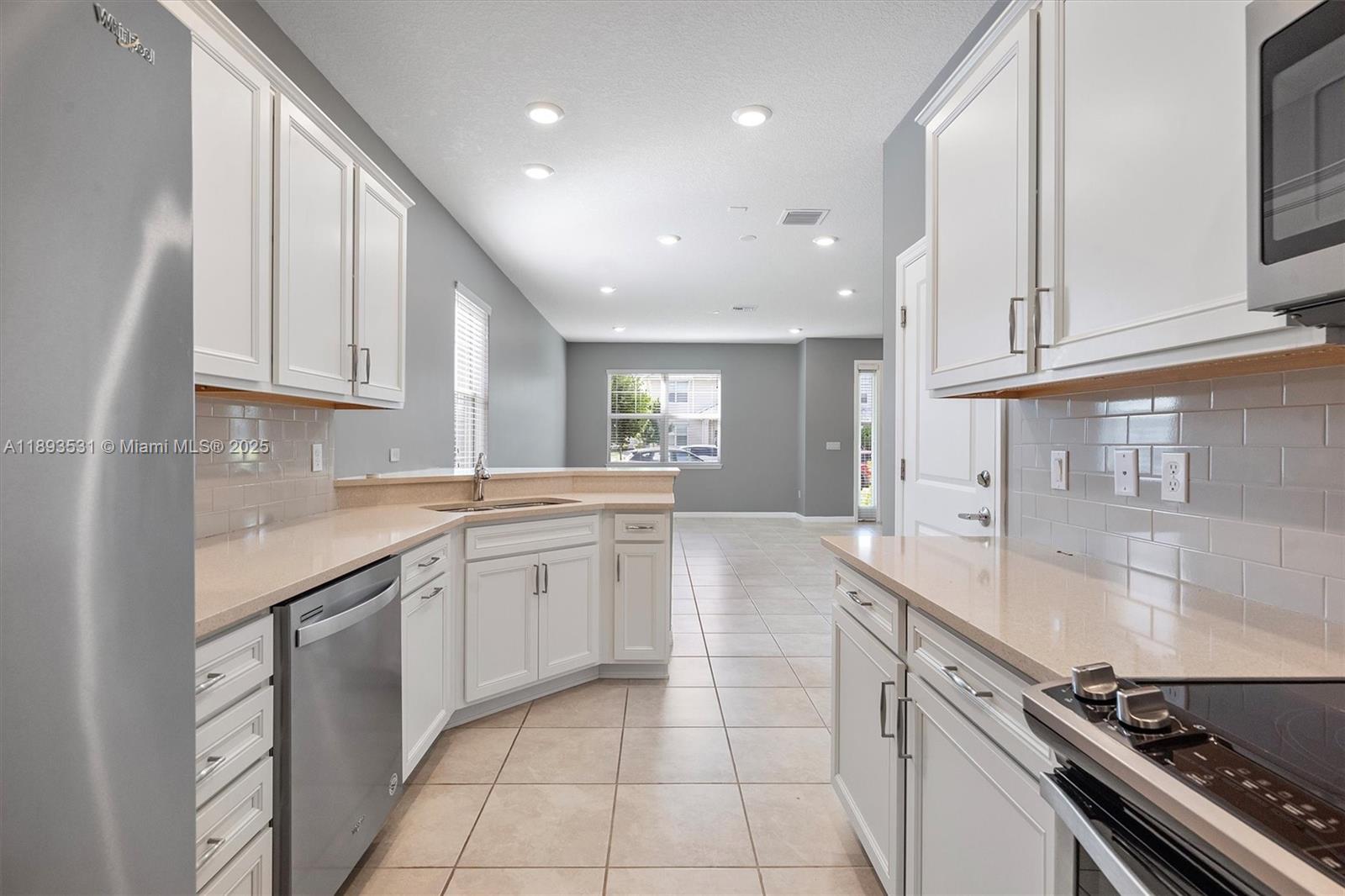HILLCREST COUNTRY CLUB SO - Residential Lease