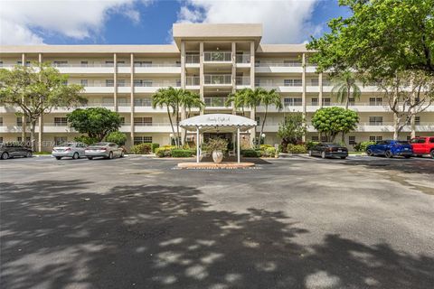 Photo of 3970 Oaks Clubhouse Dr #407, Pompano Beach, FL 33069 (MLS # A11984908)