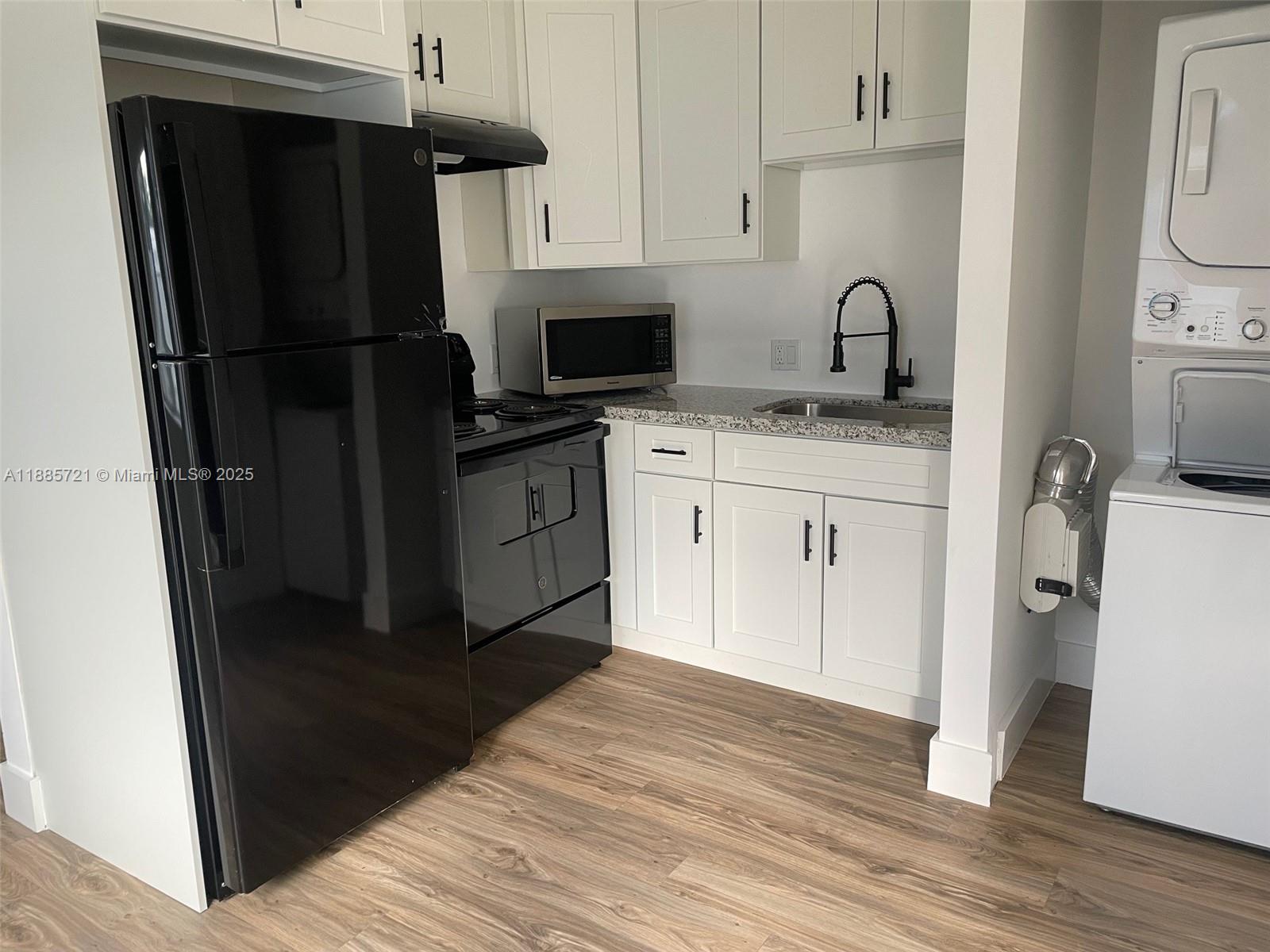 HOLLYWOOD PARK - Residential Lease