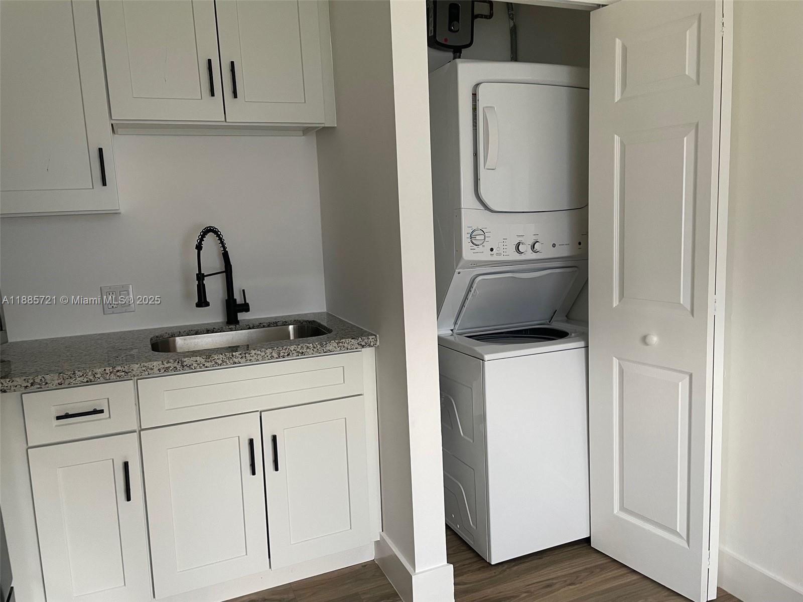 HOLLYWOOD PARK - Residential Lease