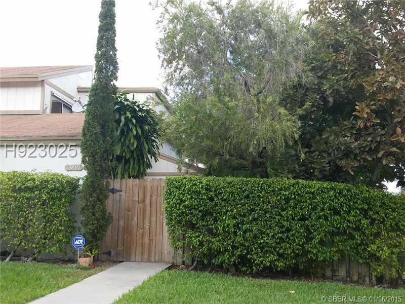 THIS IS IT! LOOK NO FURTHER! FEELS LIKE A SINGLE FAMILY HOME! IMMACULATE TOWNHOME CONVENIENTLY LOCATED FOR SUPER FAST AND EASY ACCESS TO 595, 75 AND SAWGRASS XWAY. READY TO MOVE IN! BEAUTIFULLY REMODELED KITCHEN AND BATHROOMS,LAUNDRY, TILE THROUGHOUT LIV ING AREAS AND CARPETS IN THE BEDROOMS. MASTERBEDROOM LOCATED ON THE FIRST FLOOR. PRIVATE COURTYARD PATIO LEADING TO A FENCED IN YARD, -YES A YARD!-. RAPID ASSOCIATION APPROVAL, PETS ACCEPTED ON AN INDIVIDUAL BASIS, WITH AN ADD'L REF DEP OF $500.