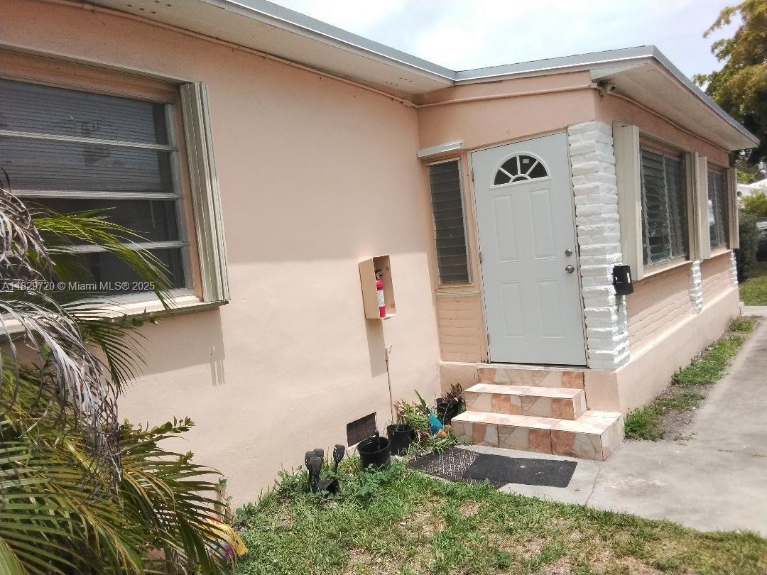 2/1 DUPLEX. IT HAS A LANAI, CLOSED PORCH , WATER IS IN INCLUDED. FIRST AND 2 SECURITY. RAPID MOVE IN. GREAT PROPERTY NEAR DOWNTOWN HOLLYWOOD. THE FLOORS ARE WOOD AND CERAMIC TILE. CENTRAL AIR.FRESHLY PAINTED, FAIRLY NEW STOVE AND BATH TUB. PRICE RIGHT & READY FOR FAST RENTAL. TAKE ADVANTAGE OF SHOPS,RESTAURANTS & WALKING IN HISTORIC DOWNTOWN HOLLYWOOD. WONDERFUL LANDLORDS. DOGS 20 LBS AND UNDER. NO AGGRESSIVE BREEDS.