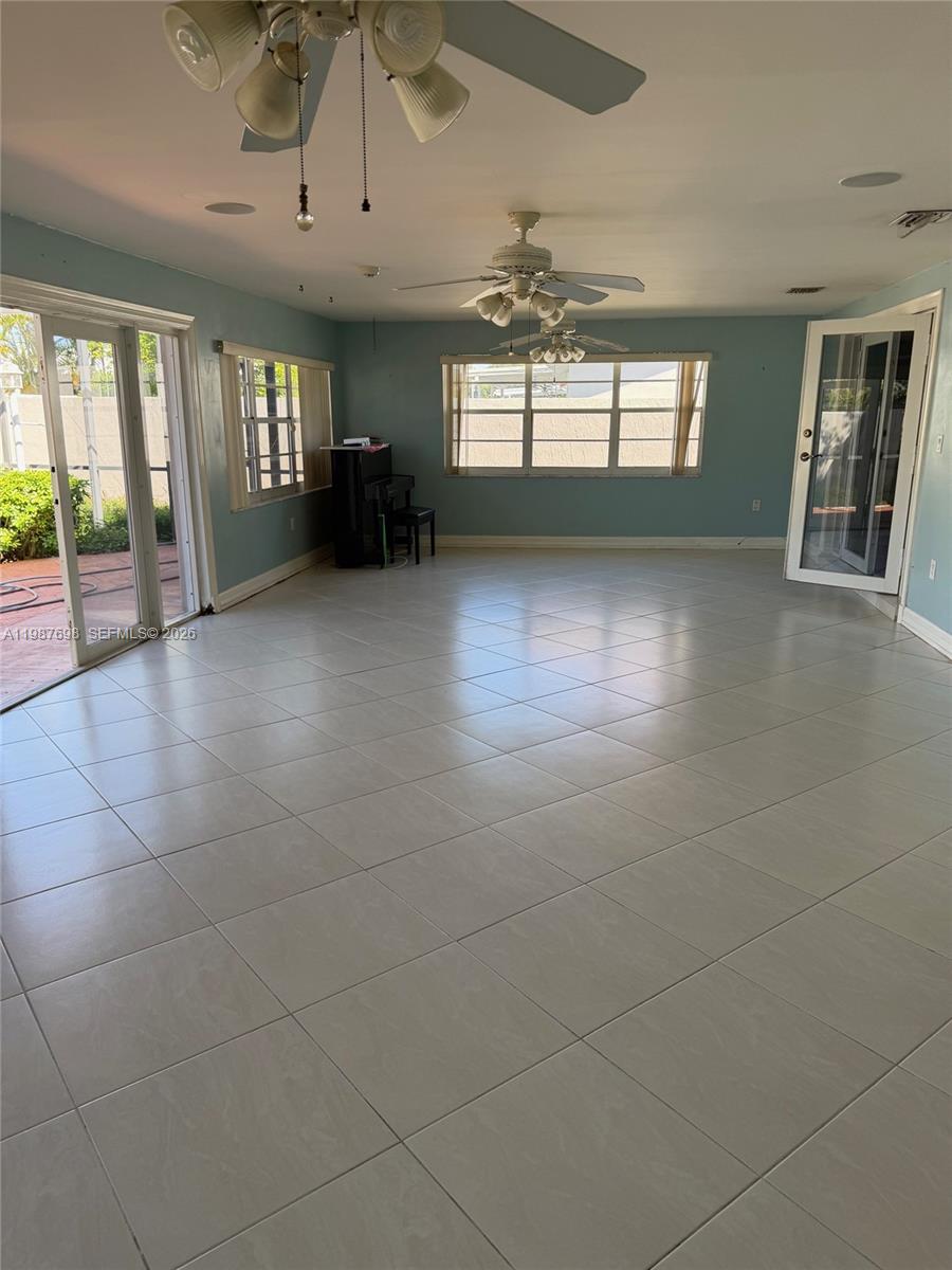 LAS PALMAS CONDO 9/5 - Residential