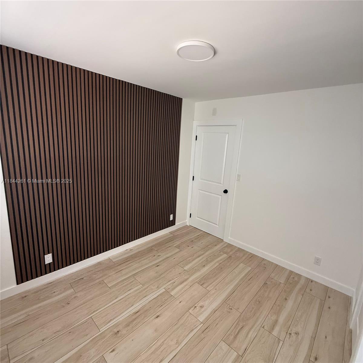 LAUDERDALE PARK 6-33 1/2 - Residential Lease