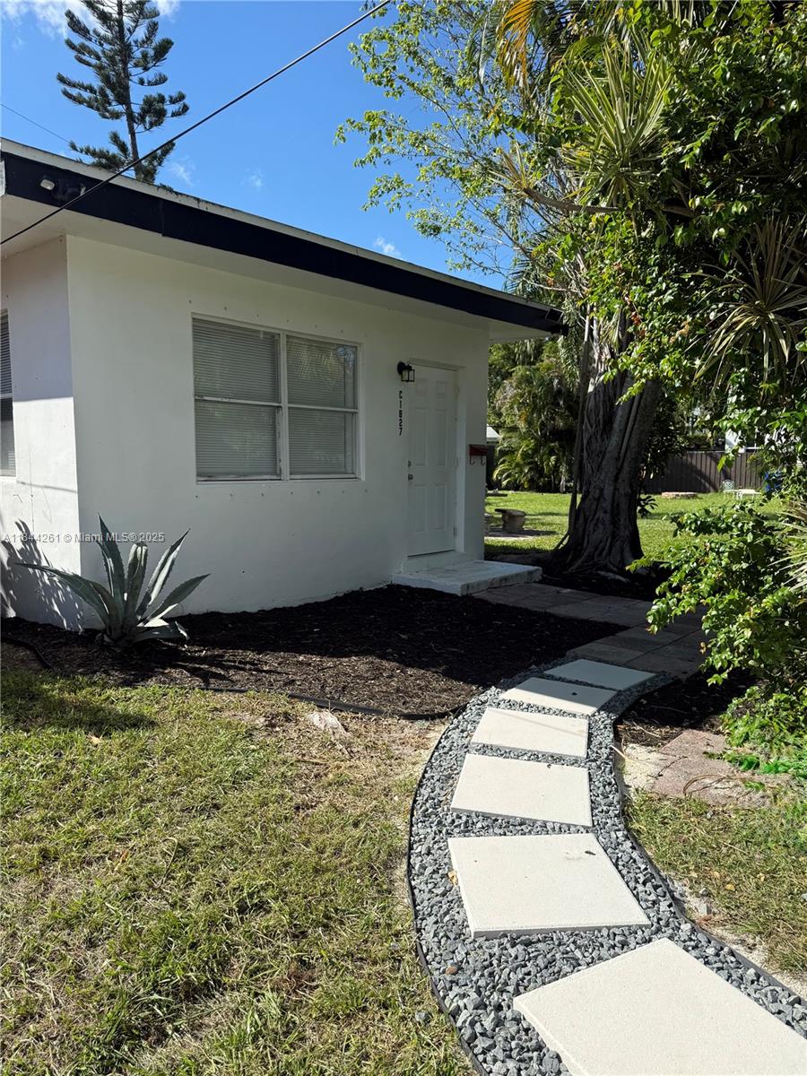 LAUDERDALE PARK 6-33 1/2 - Residential Lease