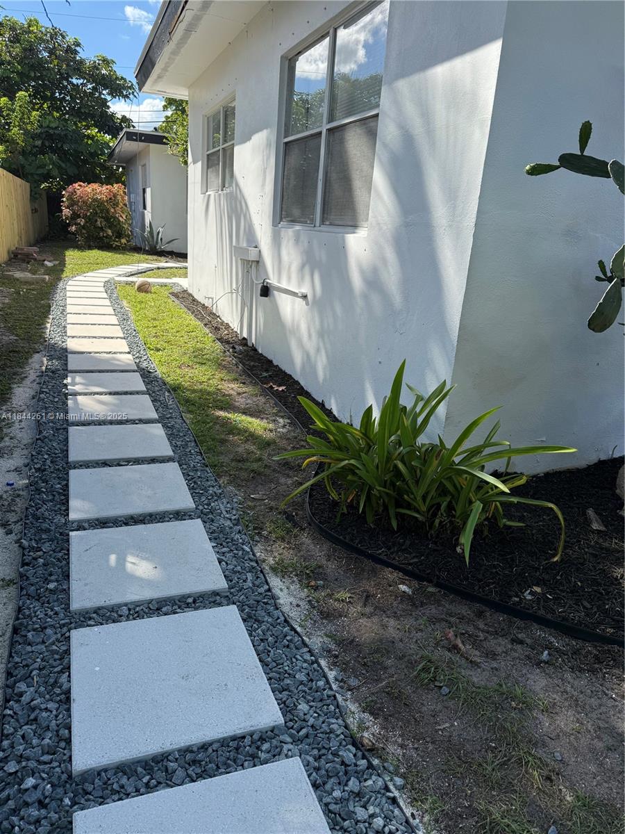 LAUDERDALE PARK 6-33 1/2 - Residential Lease