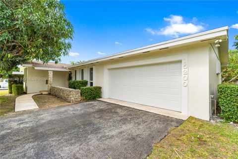 Property photo of 15200 Sw 84th Ave, Palmetto Bay, FL 33157