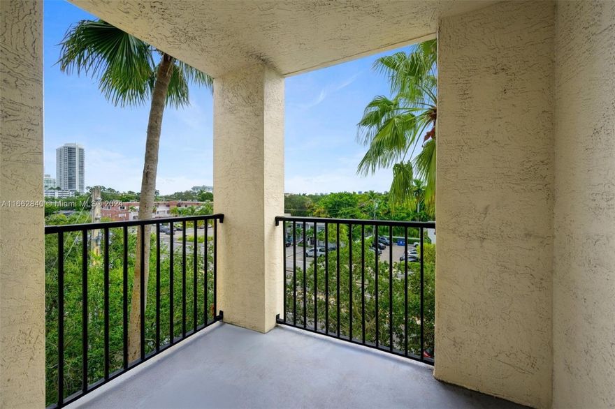 THIS3/2 IS BEAUTIFUL AND WILL SATISFY ALL OF YOUR NEEDS. WASHER AND DRYER INSIDE THE UNIT.  WOOD FLOOR, GRANITE COUNTERTOP.  JUST 2 MILES TO THE BEACH. STEPS TO THE RIVER AND RIVERWALK. A SHORT WALK TO DOWNTOWN, LAS OLAS, PERFORMING ARTS.  REWARD YOURSELF WITH THE STUNNING UNIT AND ENJOY.  CORNER UNIT. LOCK BOX IN THE FRONT DOOR.