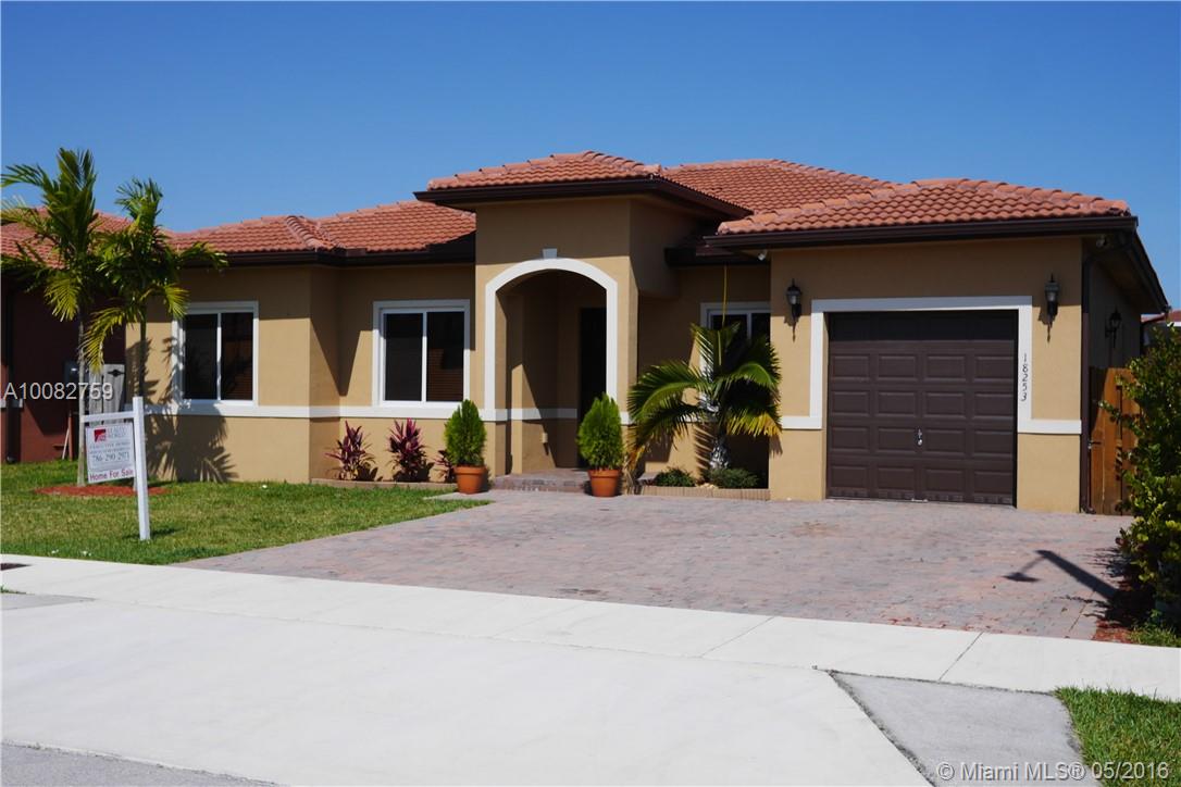 Beautiful house, regular sale!!! OWNER MOTIVATED. Large and spacious home, great tile and gorgeous backyard, cover terrace and great community.