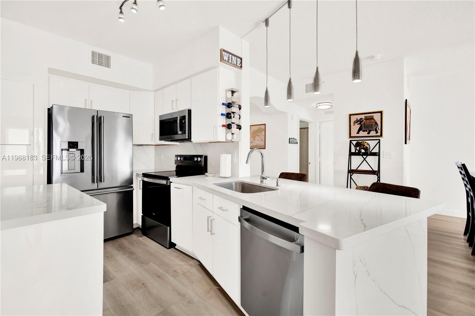 THE GRANDE CONDO - Residential