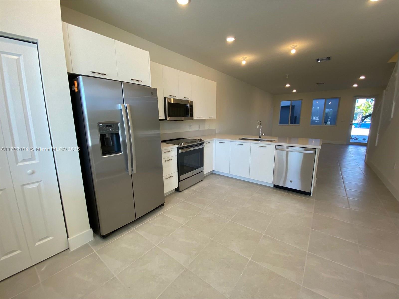 10250 Nw 66th St 103, Doral, Miami-Dade County, Florida - 3 Bedrooms  
3 Bathrooms - 
