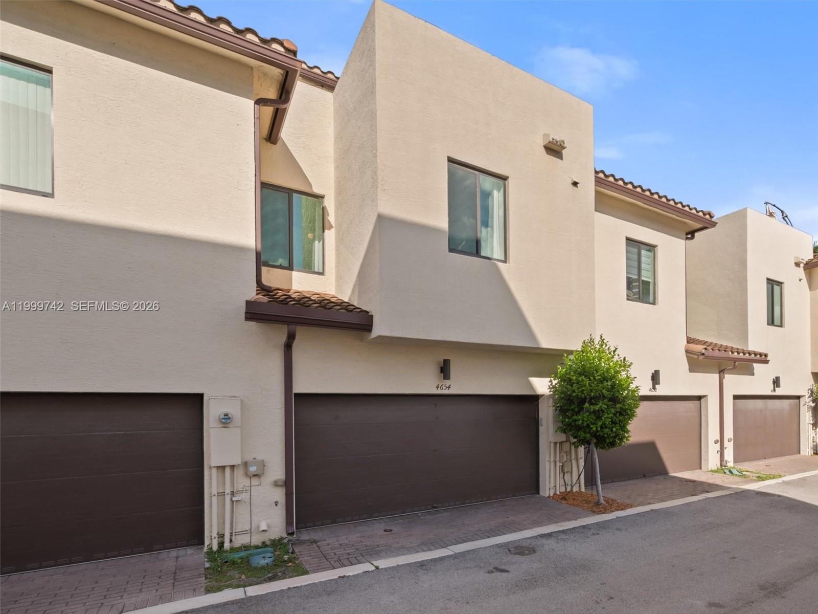 DOWNTOWN DORAL SOUTH PHAS - Residential Lease