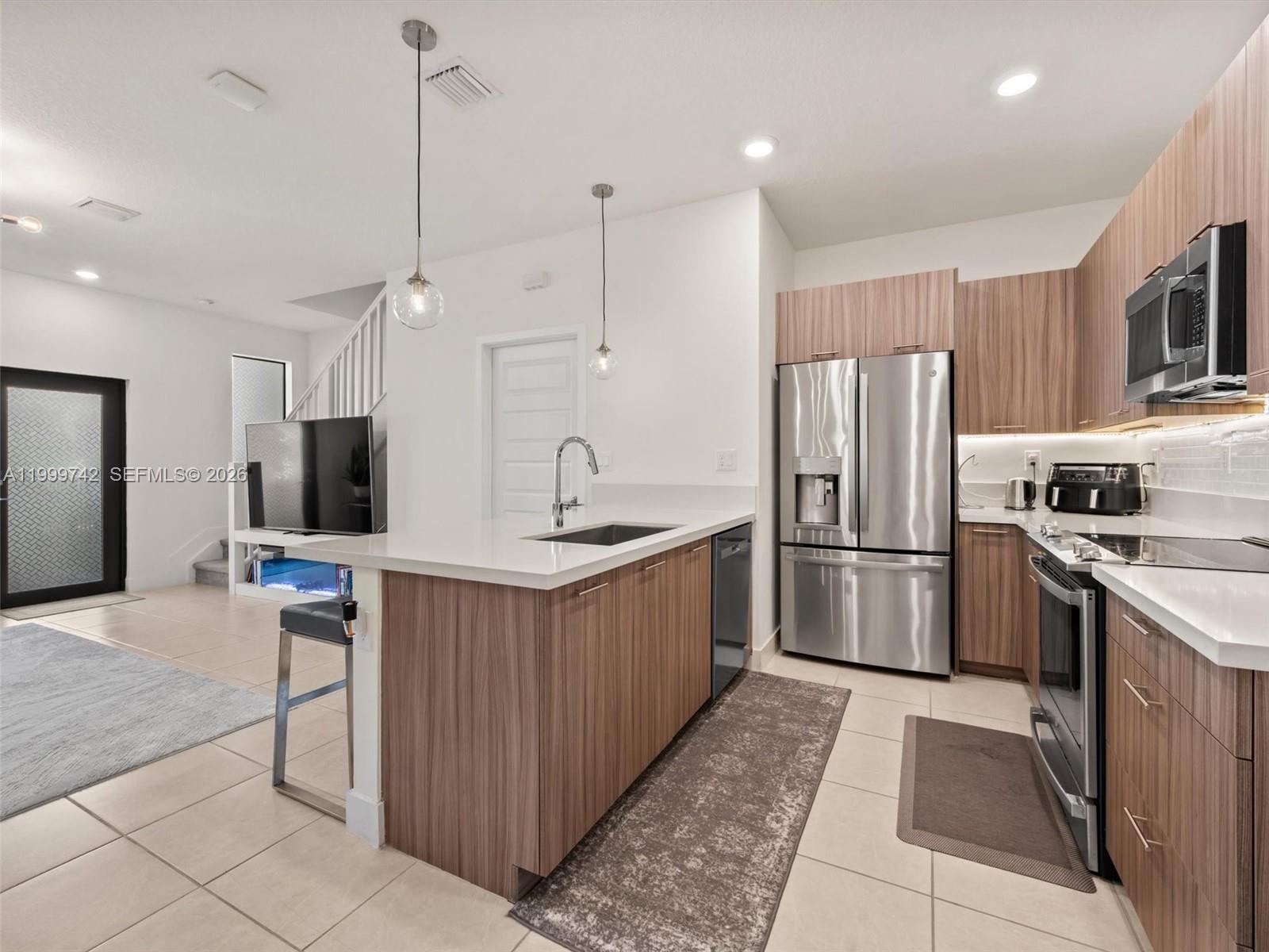 DOWNTOWN DORAL SOUTH PHAS - Residential Lease