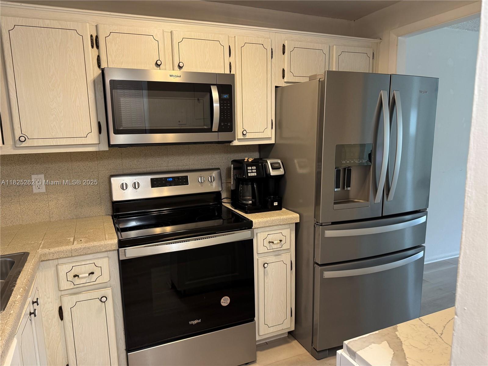 8020 N Sunrise Lakes Dr 112, Sunrise, FL, 33322/$143,400 2 8020 N Sunrise Lakes Dr 112