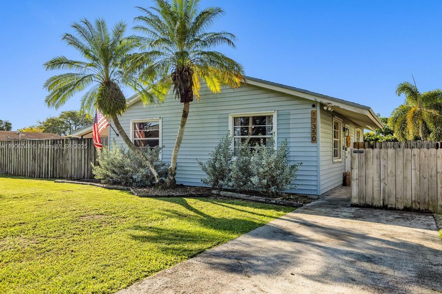Charming 2 bedroom 1 bath home on a LARGE lot. Plenty of room to park all of your toys or add a pool.
 No HOA, No CDD.