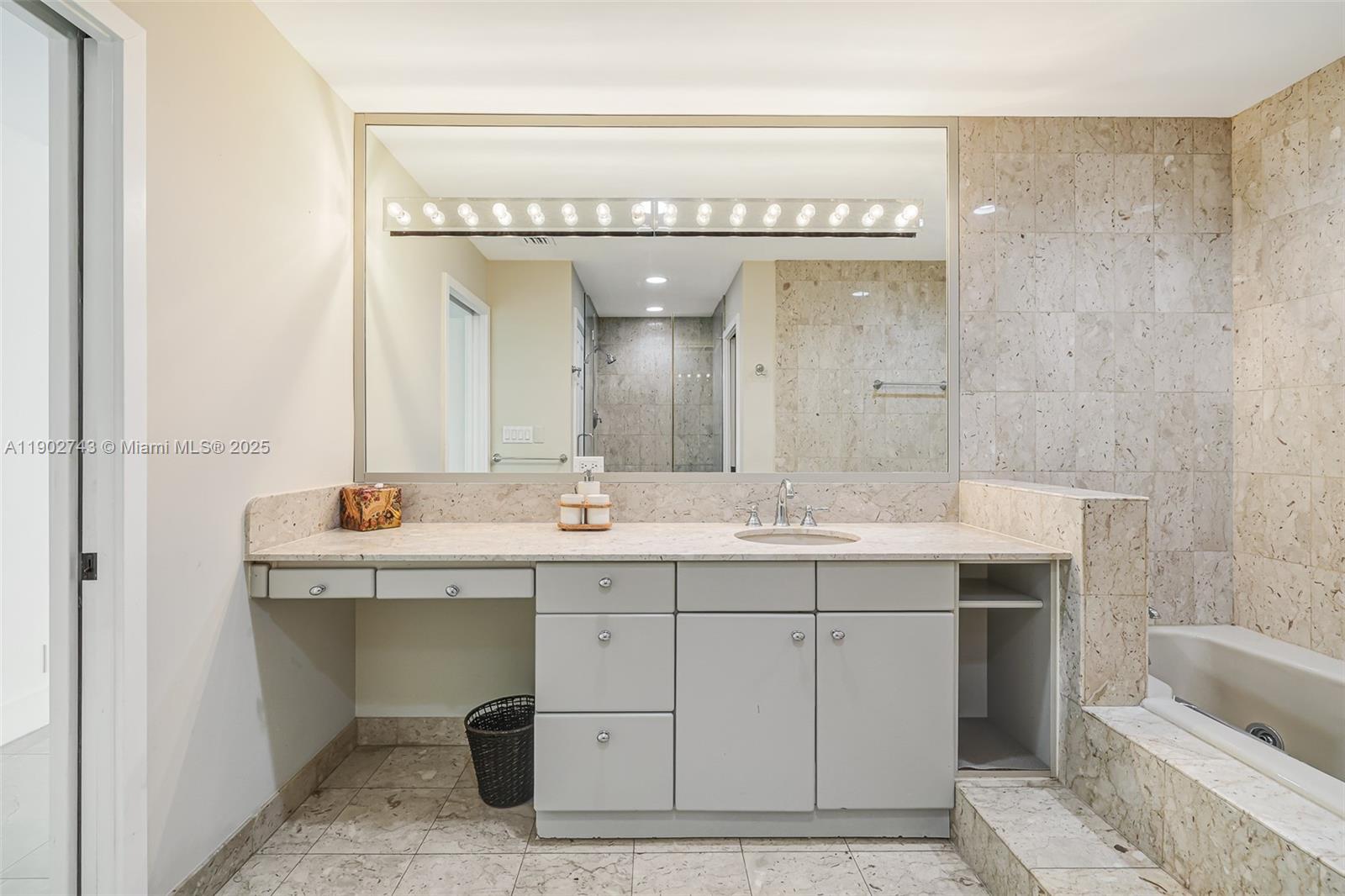 SEASIDE CONDO - Residential