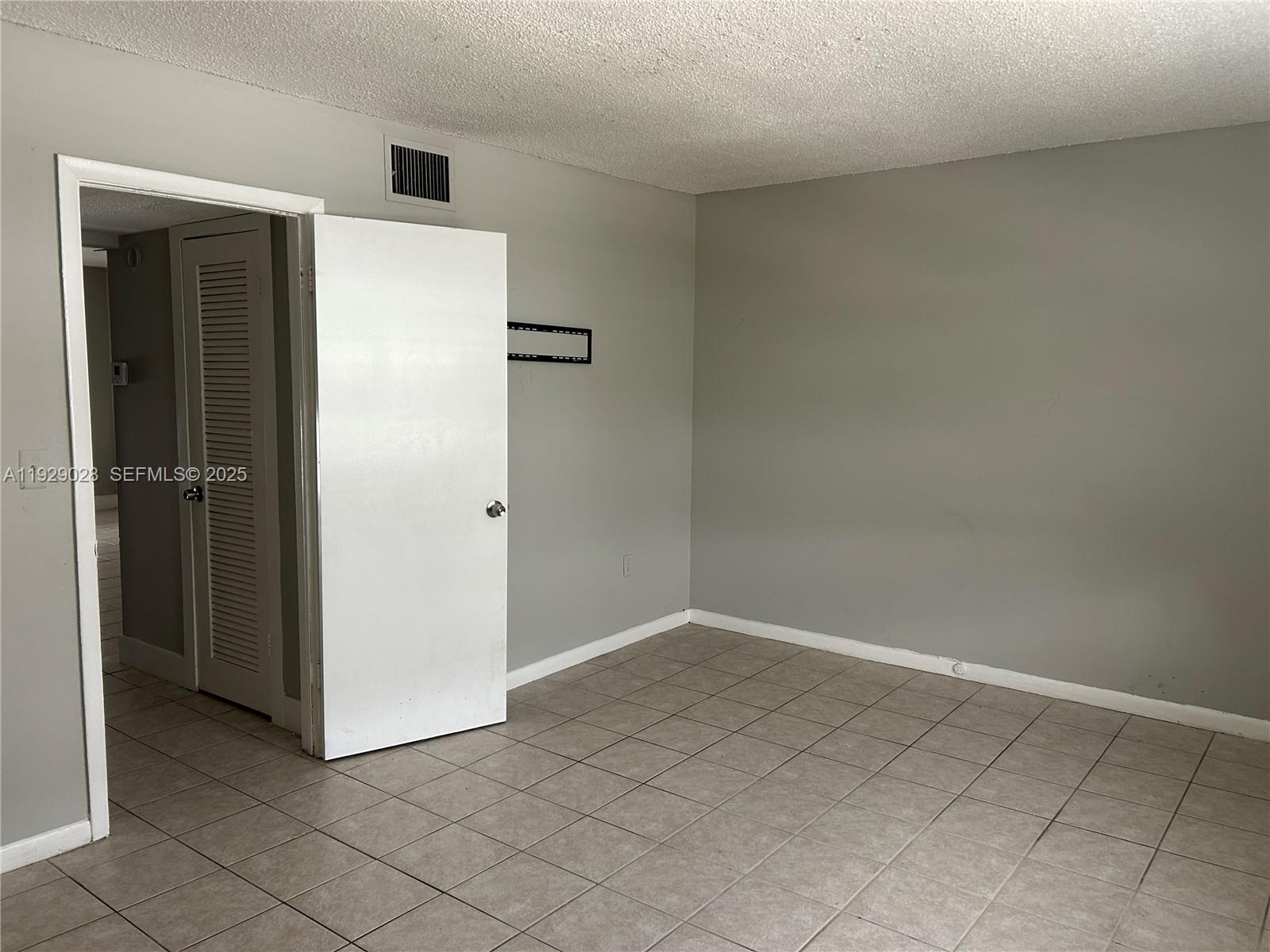 LAUDERDALE - Residential Lease