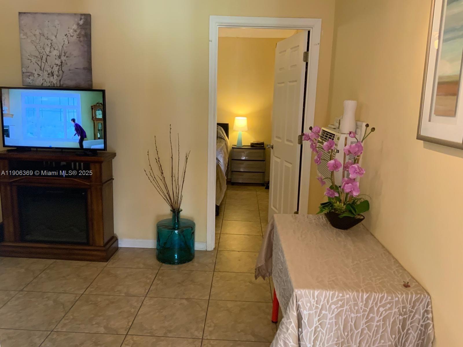 HOLLYWOOD LITTLE RANCHES - Residential Lease