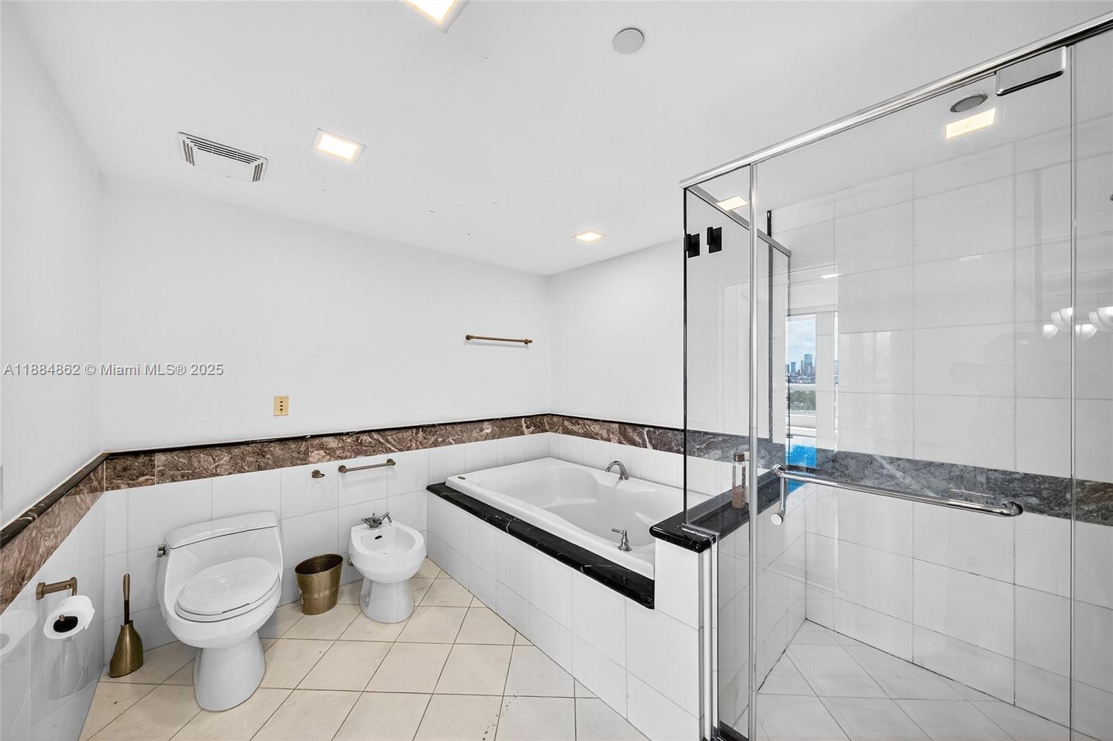 THE BENTLEY BAY CONDO - Residential Lease