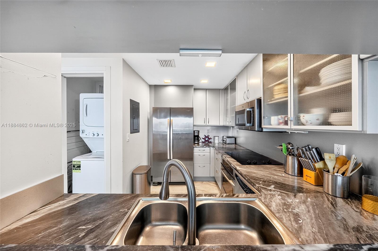 THE BENTLEY BAY CONDO - Residential Lease