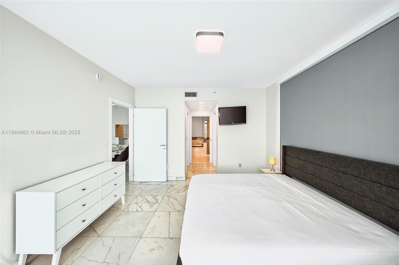 THE BENTLEY BAY CONDO - Residential Lease